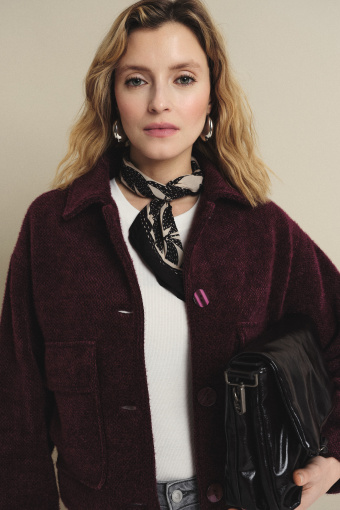 Burgundowa kurtka o krótkim fasonie