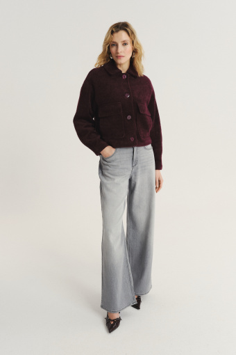 Burgundowa kurtka o krótkim fasonie