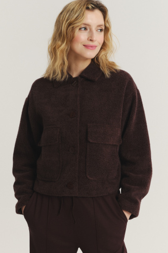 Krótka kurtka na guziki w kolorze czekoladowym