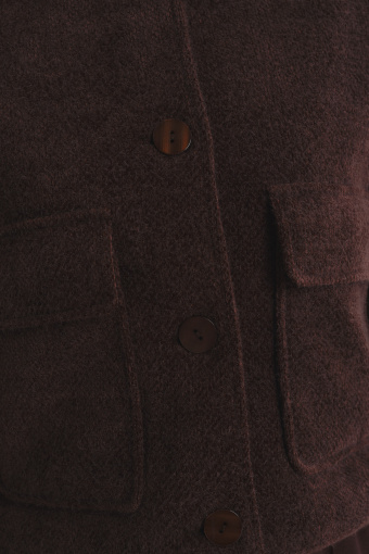 Krótka kurtka na guziki w kolorze czekoladowym