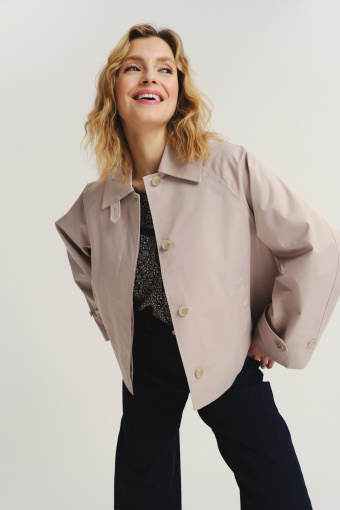 Krótki płaszcz w piaskowym kolorze