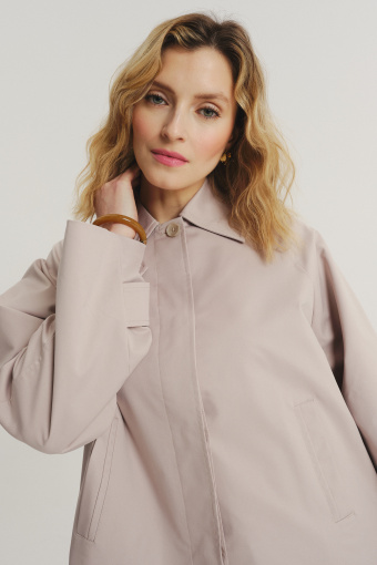 Krótki płaszcz w piaskowym kolorze