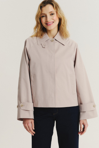 Krótki płaszcz w piaskowym kolorze