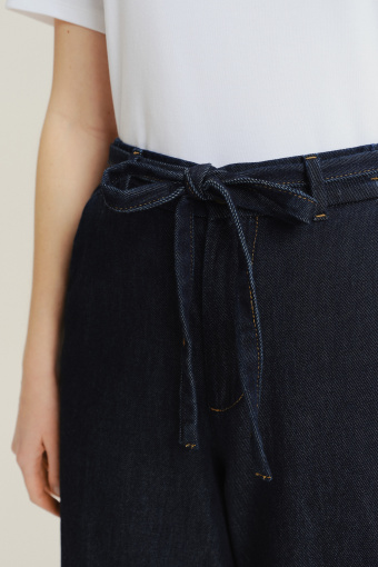 Granatowe spodnie jeansowe z szeroką nogawką