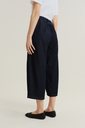 Granatowe spodnie jeansowe z szeroką nogawką