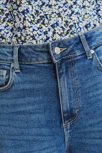 Niebieskie jeansy z prostą nogawką