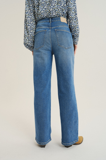 Niebieskie jeansy z prostą nogawką