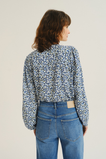 Niebieskie jeansy z prostą nogawką