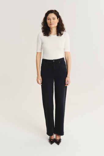 Klasyczne czarne jeansy z prostą nogawką