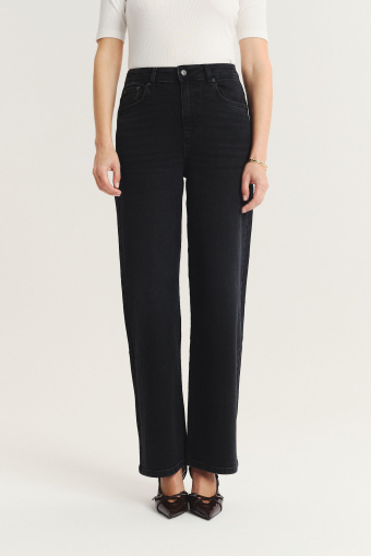 Klasyczne czarne jeansy z prostą nogawką