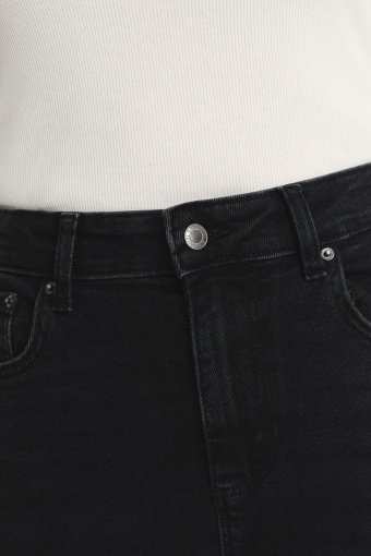 Klasyczne czarne jeansy z prostą nogawką