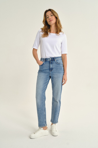 Jasnoniebieskie jeansy mom fit