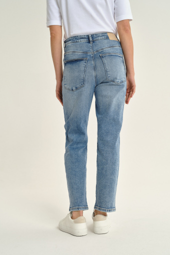 Jasnoniebieskie jeansy mom fit