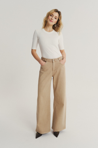 Efektowne beżowe jeansy wide leg