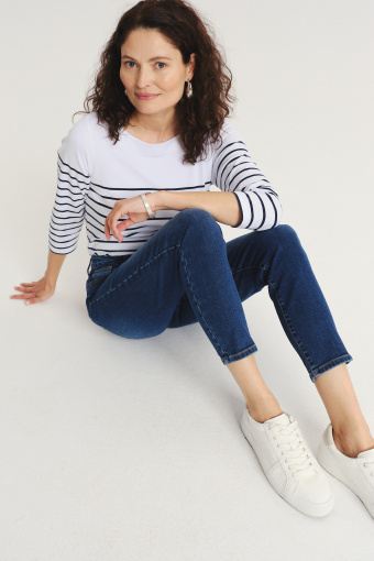 Granatowe jeansy skinny z subtelnymi przetarciami