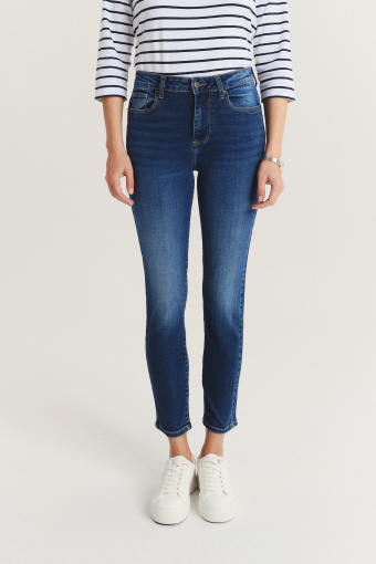 Granatowe jeansy skinny z subtelnymi przetarciami