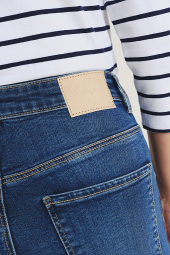 Granatowe jeansy skinny z subtelnymi przetarciami