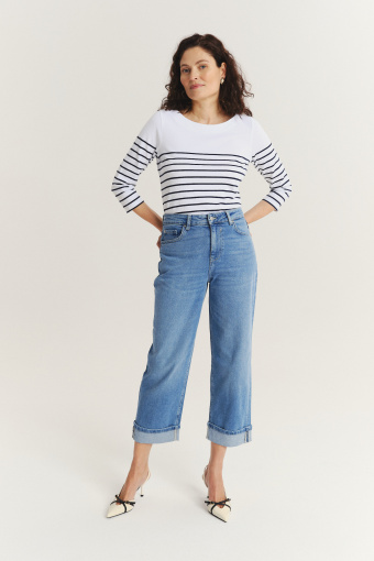 Niebieskie jeansy z podwiniętymi nogawkami