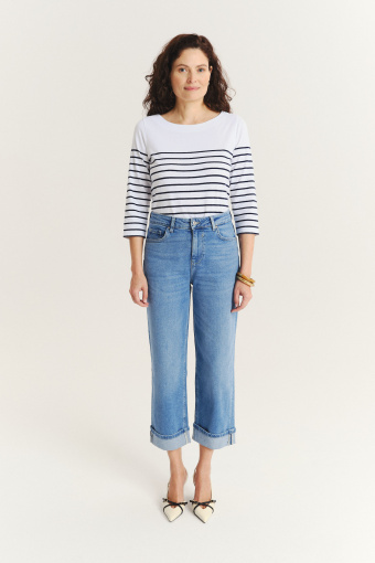 Niebieskie jeansy z podwiniętymi nogawkami