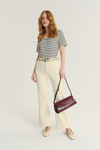 Kremowe jeansy z rozszerzaną nogawką