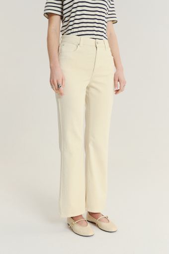 Kremowe jeansy z rozszerzaną nogawką