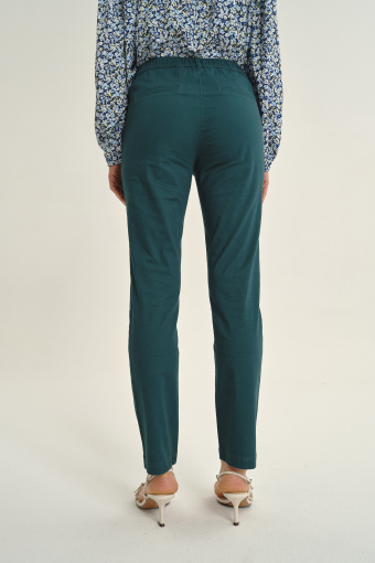 Turkusowe spodnie typu cygaretki