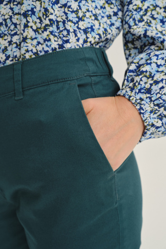 Turkusowe spodnie typu cygaretki