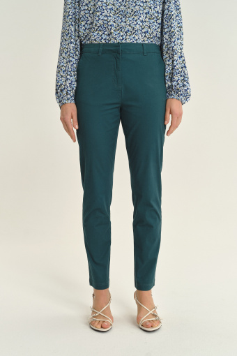 Turkusowe spodnie typu cygaretki