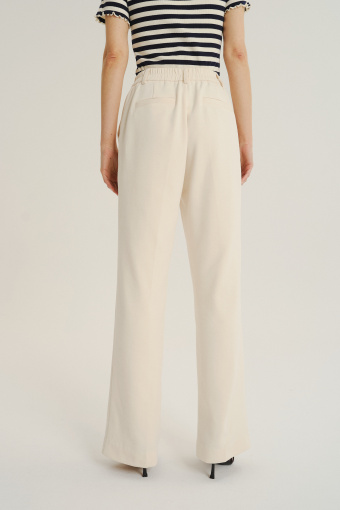 Kremowe spodnie z dodatkiem bawełny
