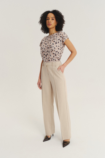 Beżowe spodnie z zaznaczonym kantem