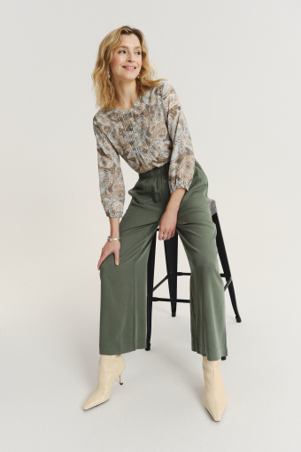 Luźne oliwkowe spodnie z gumką w talii