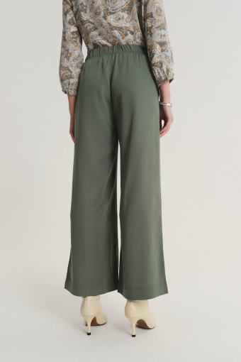 Luźne oliwkowe spodnie z gumką w talii