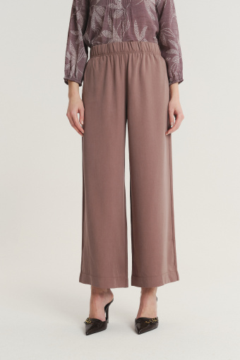 Luźne brązowe spodnie z gumką w talii
