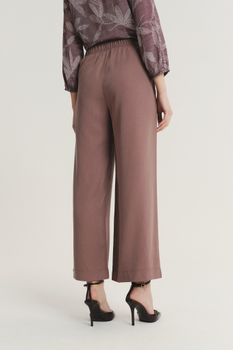 Luźne brązowe spodnie z gumką w talii