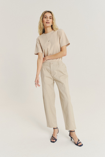 Kremowe spodnie z komfortową gumką w talii