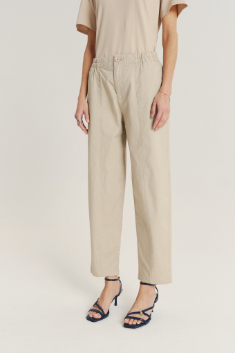 Kremowe spodnie z komfortową gumką w talii