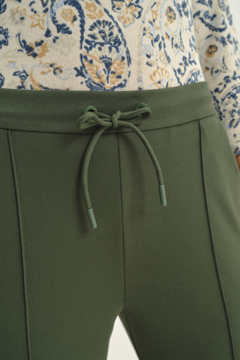 Oliwkowe spodnie z dresowej dzianiny