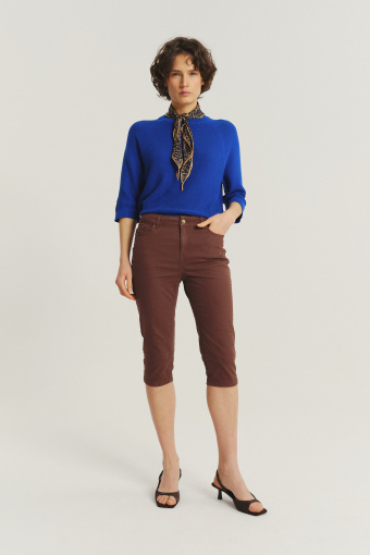 Brązowe spodnie typu capri