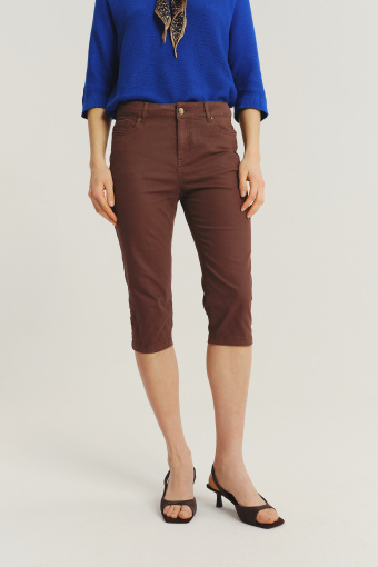 Brązowe spodnie typu capri
