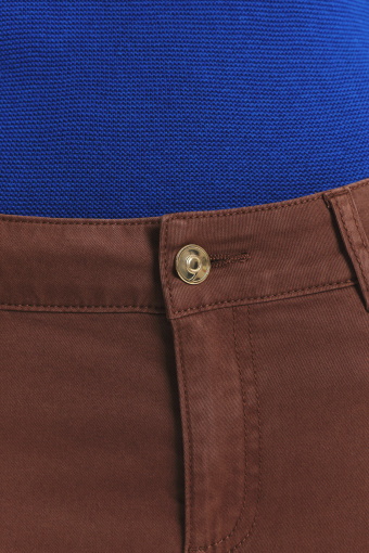 Brązowe spodnie typu capri