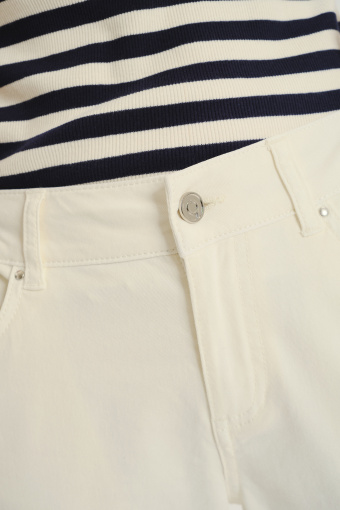 Białe spodnie w stylu casual