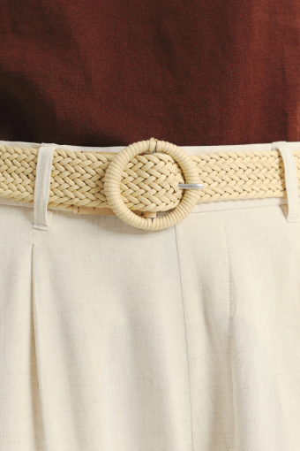 Jasnobeżowe luźne spodnie z paskiem w talii