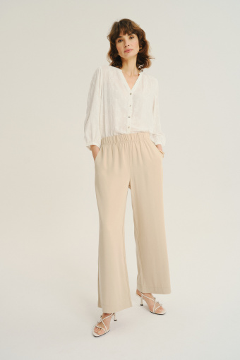 Luźne kremowe spodnie z gumką w talii