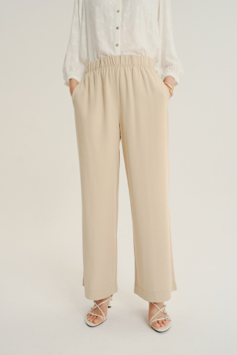Luźne kremowe spodnie z gumką w talii