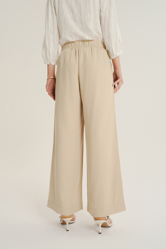 Luźne kremowe spodnie z gumką w talii