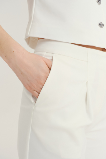 Eleganckie białe spodnie typu kuloty