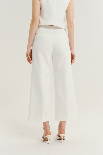 Eleganckie białe spodnie typu kuloty