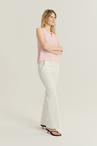 Kremowe eleganckie spodnie z rozszerzaną nogawką