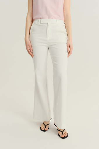 Kremowe eleganckie spodnie z rozszerzaną nogawką