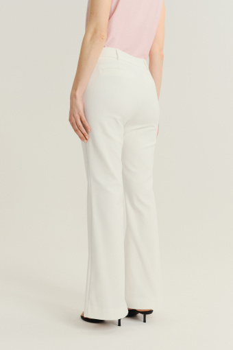 Kremowe eleganckie spodnie z rozszerzaną nogawką